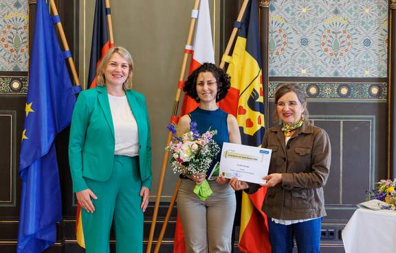 Den 3. Preis erhielt Frau Hind Rizq mit Familie für das Projekt TCO2N – Taking care of our nature. ©Stadt Weimar Den 3. Preis erhielt Frau Hind Rizq mit Familie für das Projekt TCO2N – Taking care of our nature.
