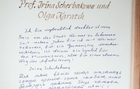 Eintrag von Prof. Irina Scherbakowa und Olga Karatch im Goldenen Buch der Stadt Weimar.
