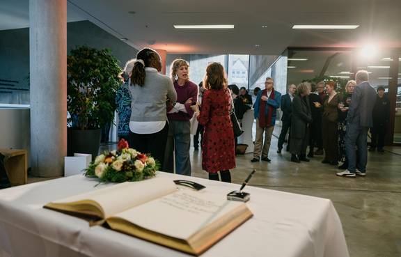 Eintrag ins Goldene Buch der Stadt ©Henry Sowinski/Stadt Weimar Eintrag ins Goldene Buch der Stadt