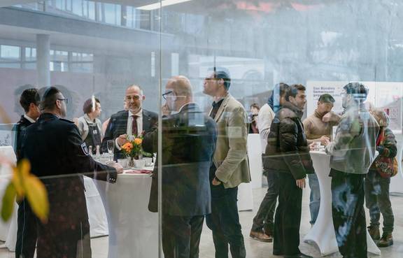 Empfang zu Ehren der Preisträgerin im Foyer des Maurice-Halbwachs-Auditoriums der Bauhaus-Universität ©Henry Sowinski/Stadt Weimar Empfang zu Ehren der Preisträgerin im Foyer des Maurice-Halbwachs-Auditoriums der Bauhaus-Universität