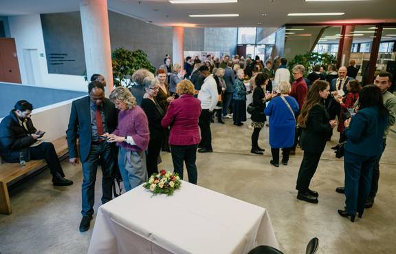 Empfang zu Ehren der Preisträgerin im Foyer des Maurice-Halbwachs-Auditoriums der Bauhaus-Universität ©Henry Sowinski/Stadt Weimar Empfang zu Ehren der Preisträgerin im Foyer des Maurice-Halbwachs-Auditoriums der Bauhaus-Universität