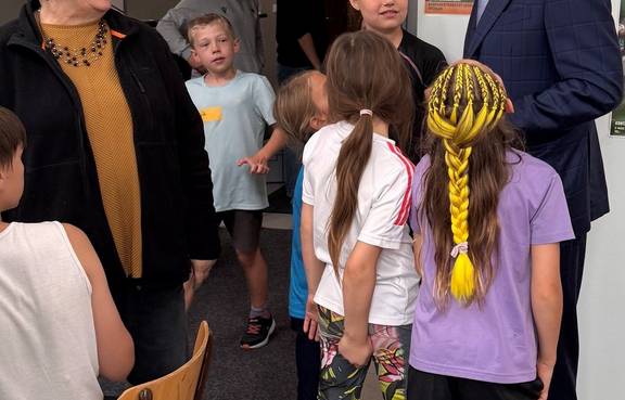 Die Freude, mit Bürgermeister Ralf Kirsten über ihre Ferienerlebnisse zu sprechen, war für die Kinder besonders groß. Hier gemeinsam mit Petra Zimmer vom Trägerverein IG Papiergraben e.V.