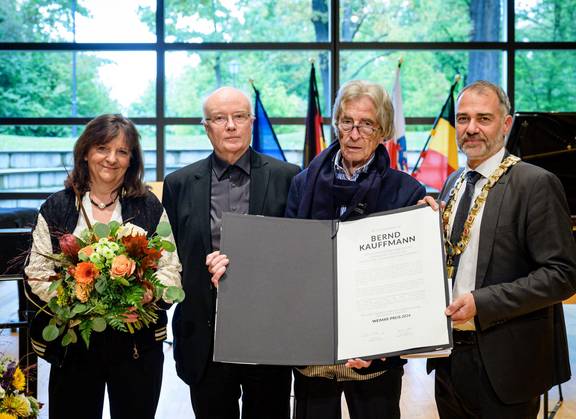 Bernd Kauffmann wurde am 3. Oktober 2024 mit dem Weimarpreis ausgezeichnet. V.l.: Annette Projahn, stv. Stadtratsvorsitzende, Laudator Prof. Volkhard Knigge, Bernd Kauffmann und Oberbürgermeister Peter Kleine