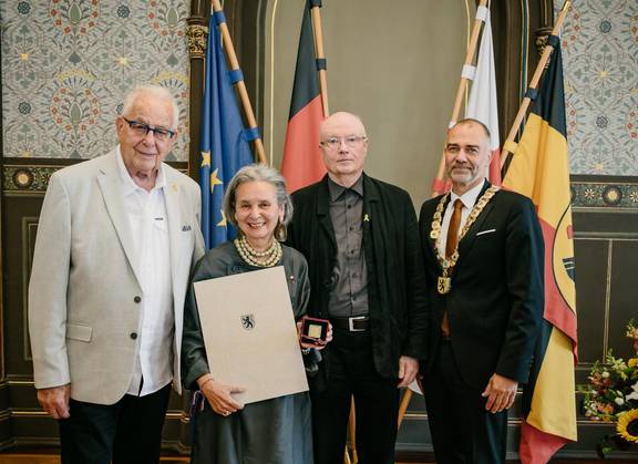 Gruppenfoto: Naftali Fürst, Dr. Agnès Triebel, Volkhard Knigge und Oberbürgermeister Peter Kleine,