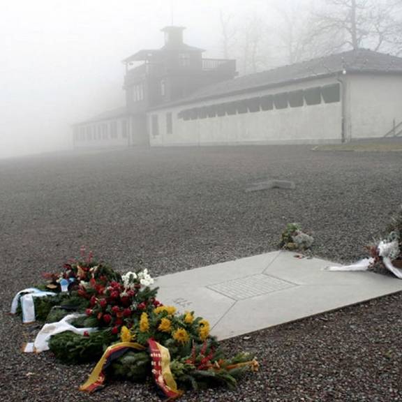 Gedenkstätte Buchenwald, Gedenkstein am Appellplatz