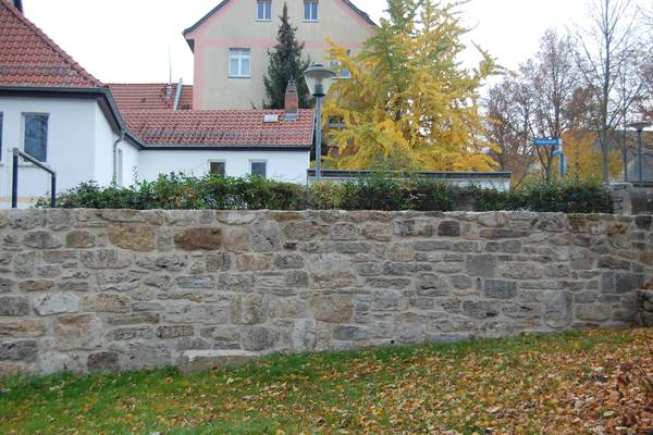 Im Zuge des Neubaus der Mauer wurden hierbei zum größten Teil die vorhandenen Natursteine beim Rückbau geborgen, gereinigt und wiederverwendet.