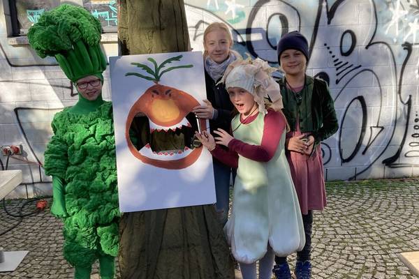 2022 konnten wir das Zwiebelmonster mit geworfenen Bonbons füttern.