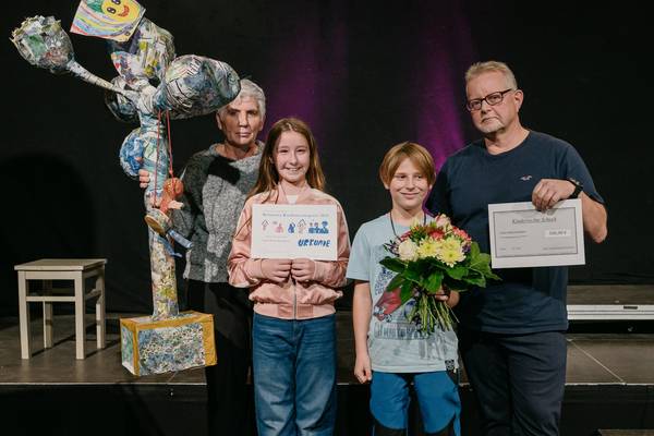 Die Bereitschaftspflegefamilie Kirchgässner/Käßner wurde mit dem Kinderrechtspreis 2025 ausgezeichnet.