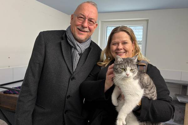 Frank Schneider (SSS Schneider & Sohn Spezialbau) und Madeleine Spielvogel (Leiterin des Lebensmittelüberwachungs- und Veterinäramtes der Stadt Weimar) mit Katze Xia.