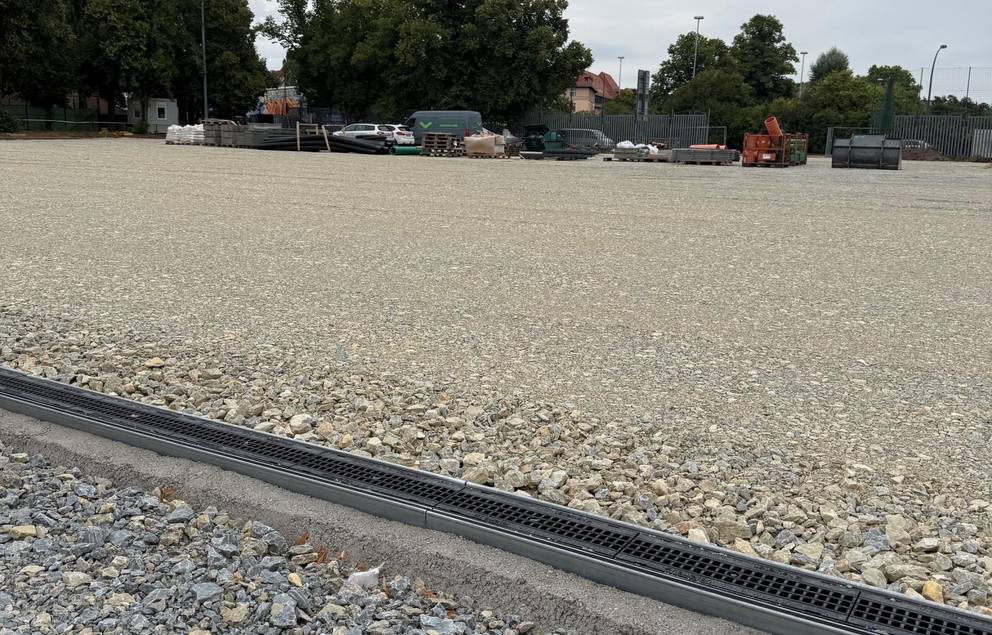 Einbringung der Ungebundenen Tragschicht, Arbeitsstand August ©Stadt Weimar Kiesschicht als Unterbelag für den Kunstrasen