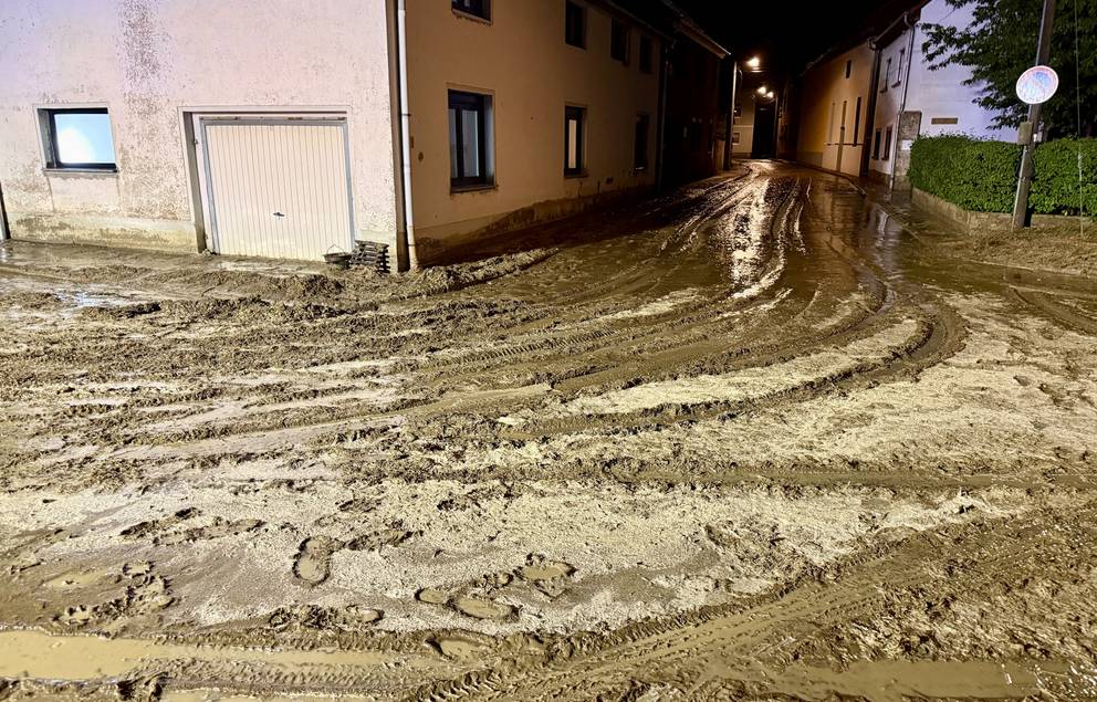 In der Ortslage Süßenborn wurde im Bereich der Bachgasse / Bornstraße eine Kreuzung durch eine Schlammlawine überflutet