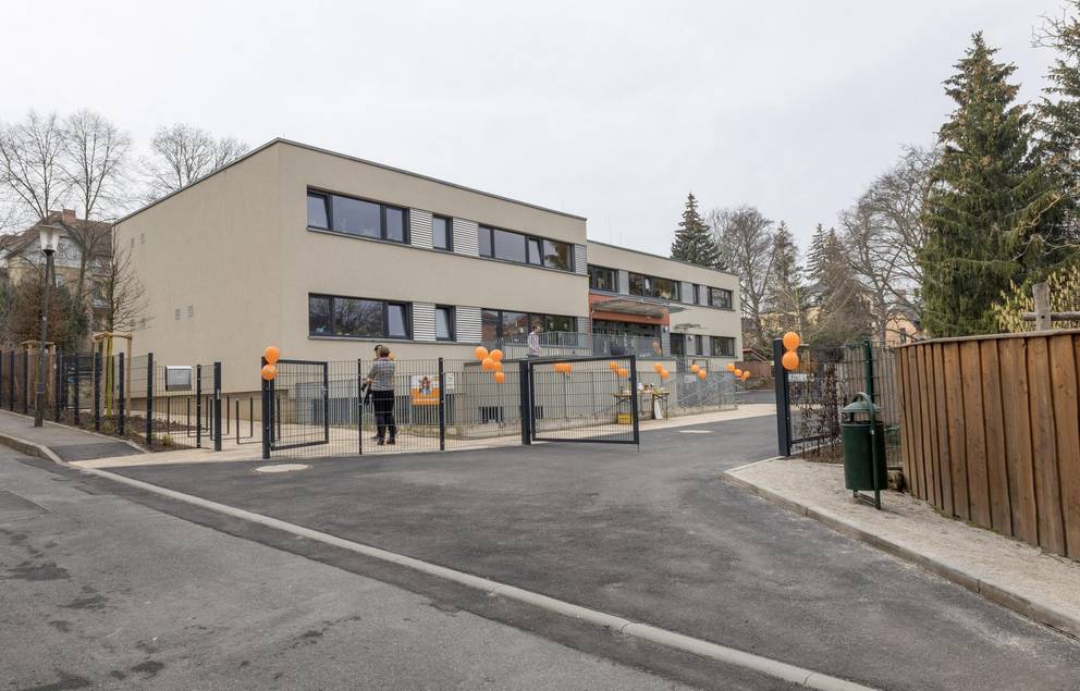 Neue Außenanlage vor dem Fröbelkindergarten