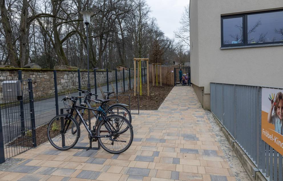 Es wurden vor allem die Flächen neu gegliedert und mit neuen Belägen versehen und zusätzliche Fahrradstellplätze eingeordnet.