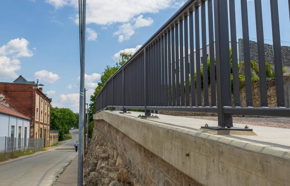 Neben der Instandsetzung wurden für den Erhalt der Faunavielfalt ca. 1.000 Bohrlöcher als Nisthilfe im Mauerwerk eingebracht, sodass sich Insekten wieder dauerhaft ansiedeln können.