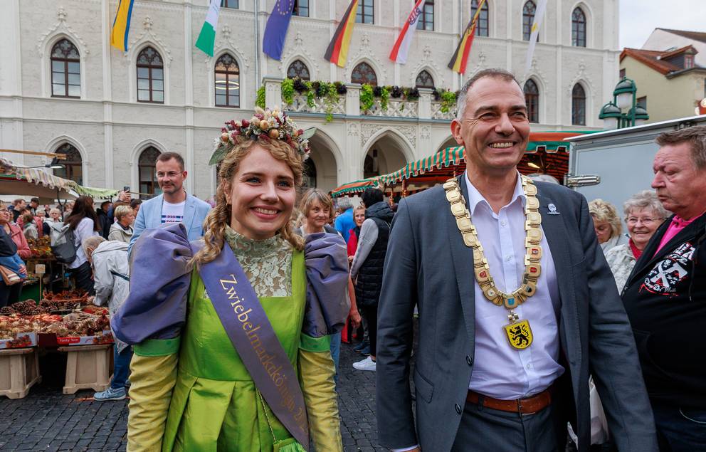 Zwiebelmarktkönigin Laura und Oberbürgermeister Peter Kleine auf dem Weg zur Bühne auf dem Markt.