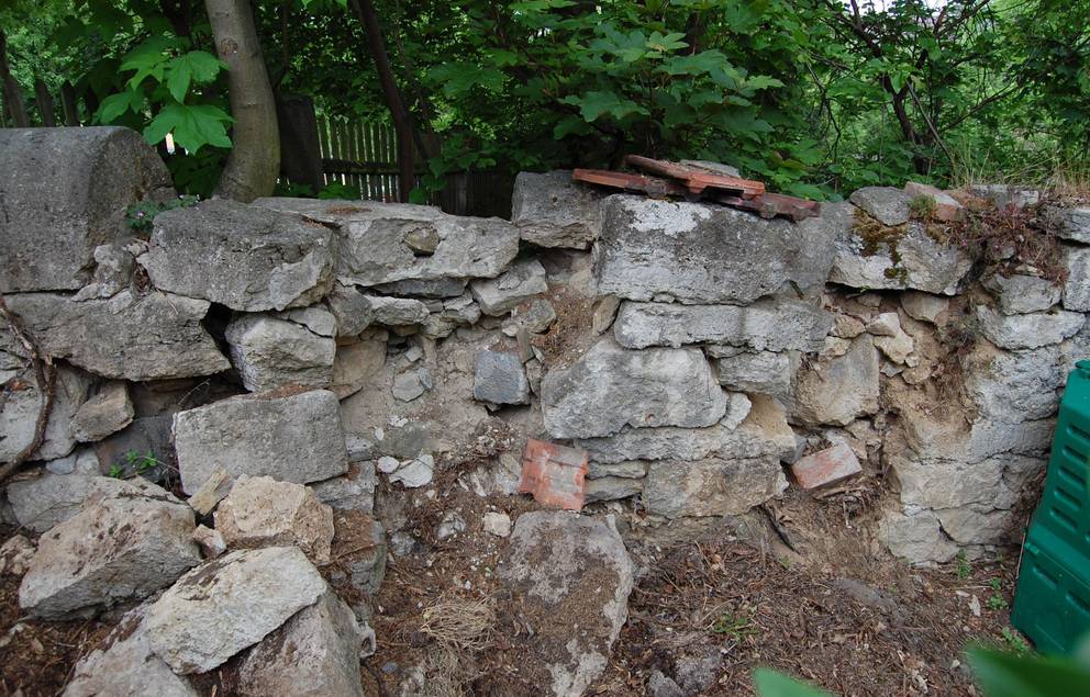 Jüdischer Friedhof: Grenz- und Stützmauer vor der Instandsetzung
