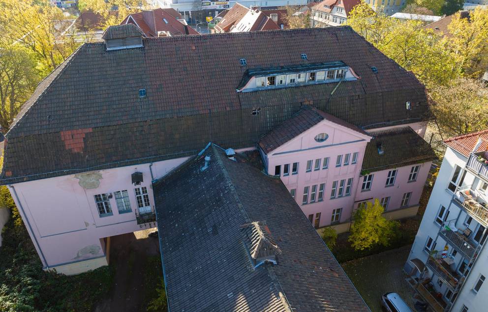 Beschädigtes Dach des Volkshauses Weimar