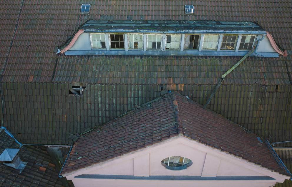 Beschädigtes Dach des Volkshauses Weimar