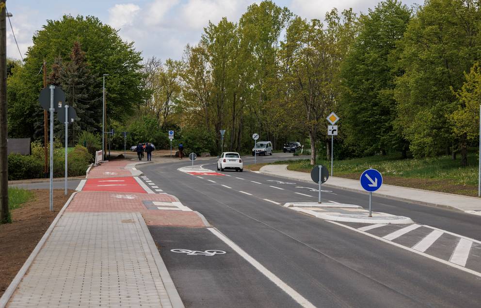 Die Maßnahme umfasste neben dem Bau des Rad-/Gehwegs die Umgestaltung des Knotens Marcel-Paul-Straße / An der Klinge in Weimar-Nord, um zukünftig eine gesicherte Verkehrsführung für alle Verkehrsteilnehmer zu gewährleisten.
