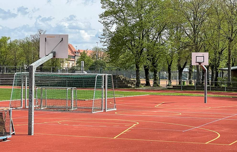 Das Basketballfeld in der Südkurve der Laufbahn wurde gereinigt und mit zwei Körben ausgestattet.