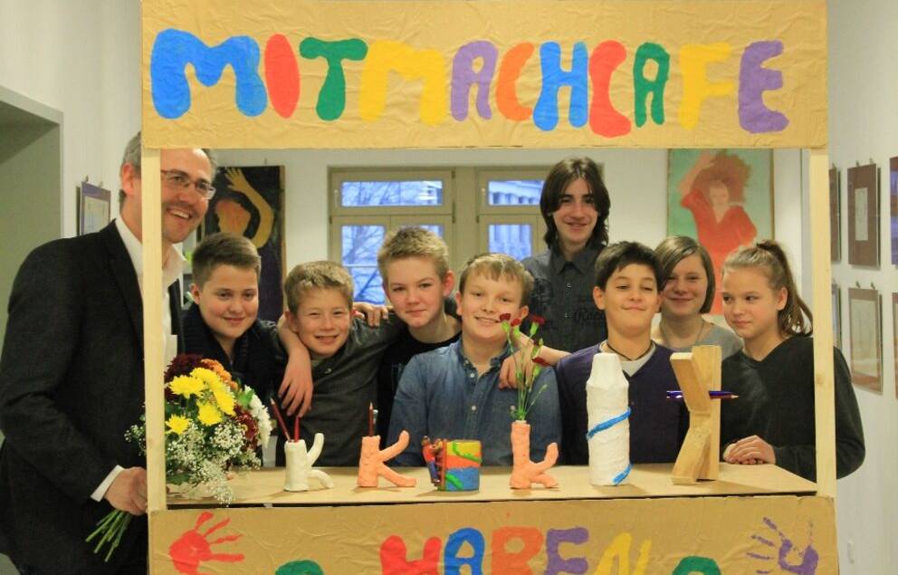 Die Weimarer Wohnstätte hat das Projekt unterstützt. Die Kinder bedanken sich beim Geschäftsführer Herrn Carstens.