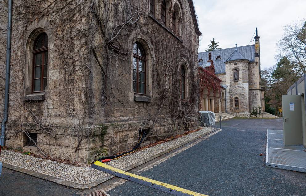 Im ersten Bauabschnitt wurden ab Ende Februar zunächst die Kelleraußenwände abgedichtet, gedämmt und die Erdung für den Blitzschutz erneuert. Dazu wurde das Gebäude an mehreren Seiten freigelegt.