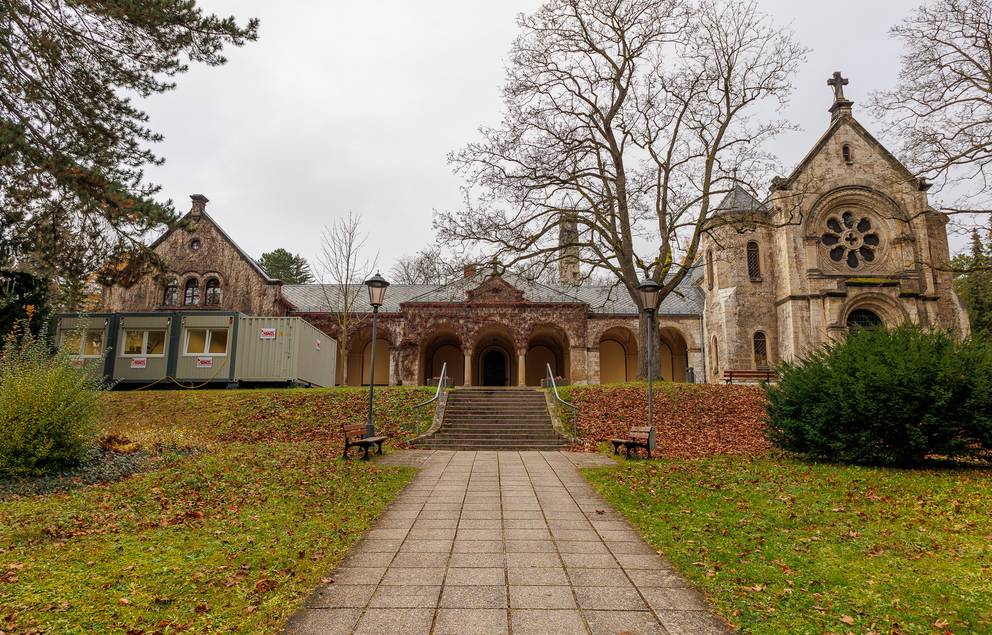 Im Jahr 1906 erhielt der Weimarer Hauptfriedhof ein neues Zentralgebäude im neoromanischen Stil mit Trauerhalle, Krematorium und Verwaltung.