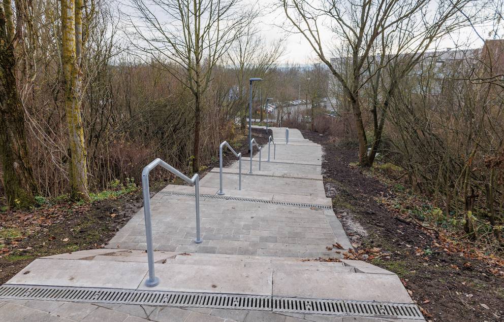 Die vorhandenen Stufen, Kinderwagenrampen sowie die Pflasterbeläge wurden nach einer Reinigung wiederverwendet.