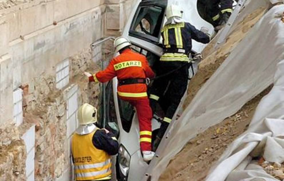 Bergung Fahrzeug aus Graben neben Haus durch mehrere Feuerwehrleute