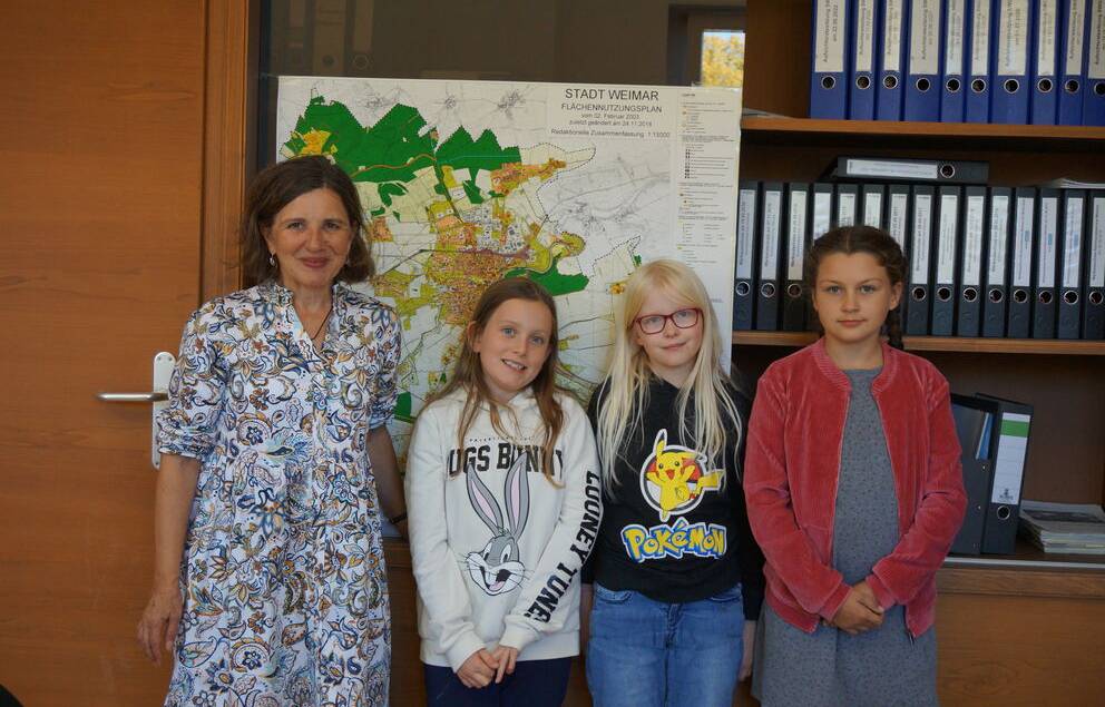 Bei der Beigeordneten Frau Dr. Kolb fragten Olivia, Luna und Smilla nach.