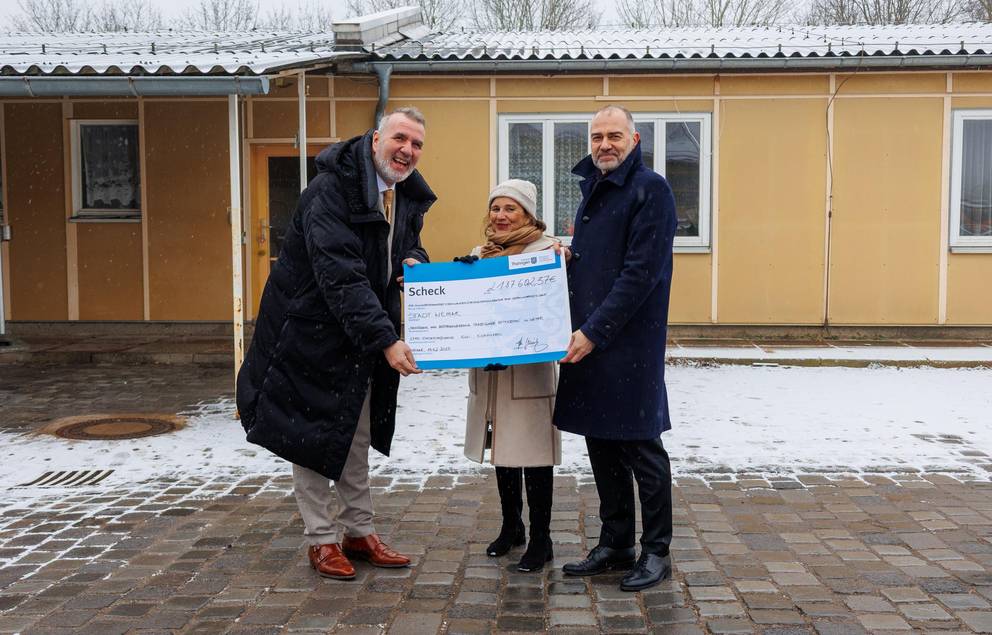 Übergabe des EFRE-Fördermittelbescheids durch den Thüringer Minister für Digitales und Infrastruktur, Steffen Schütz (links im Bild) an die Beigeordnete der Stadt Weimar, Dr. Claudia Kolb und Oberbürgermeister Peter Kleine.