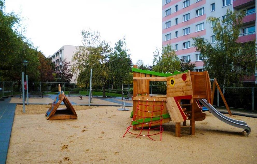 Sanierter Spielplatz Warschauer Straße kurz vor der Freigabe