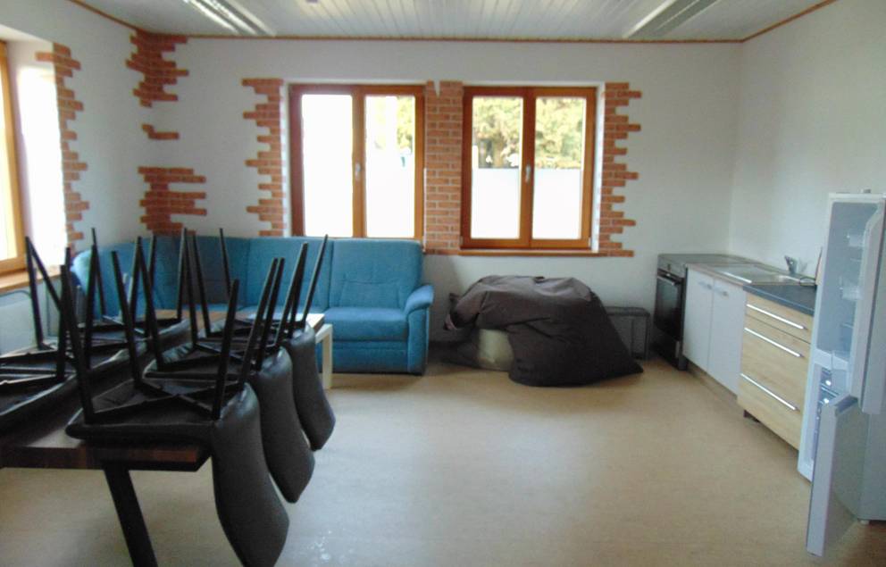 Bild zeigt das Jugendzimmer Gelmeroda von Innen. Es zeigt Tisch, Sofa und Küchenecke.