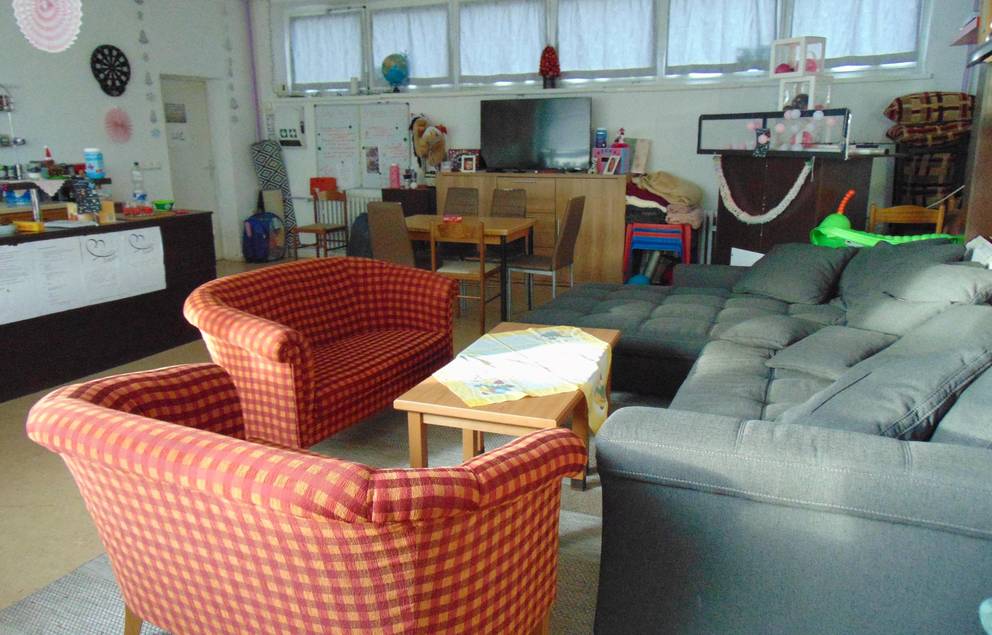 Das Bild zeigt das Jugendzimmer vom Innen, Sofa, Bar und Möbel sind zu sehen.