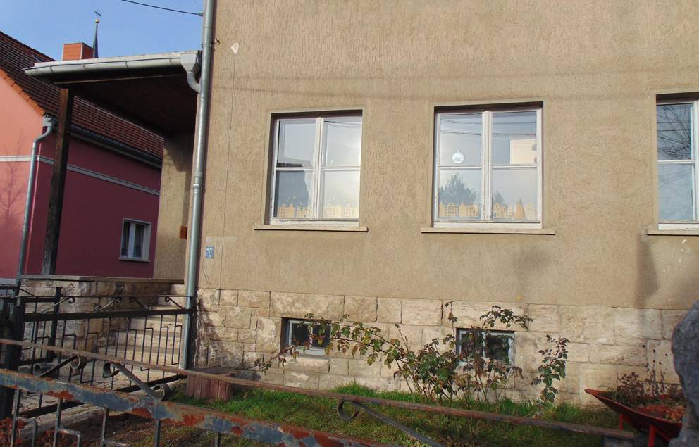 Auf dem Bild ist die Frontansicht des Jugendzimmers Taubach zu sehen mit Fenstern.