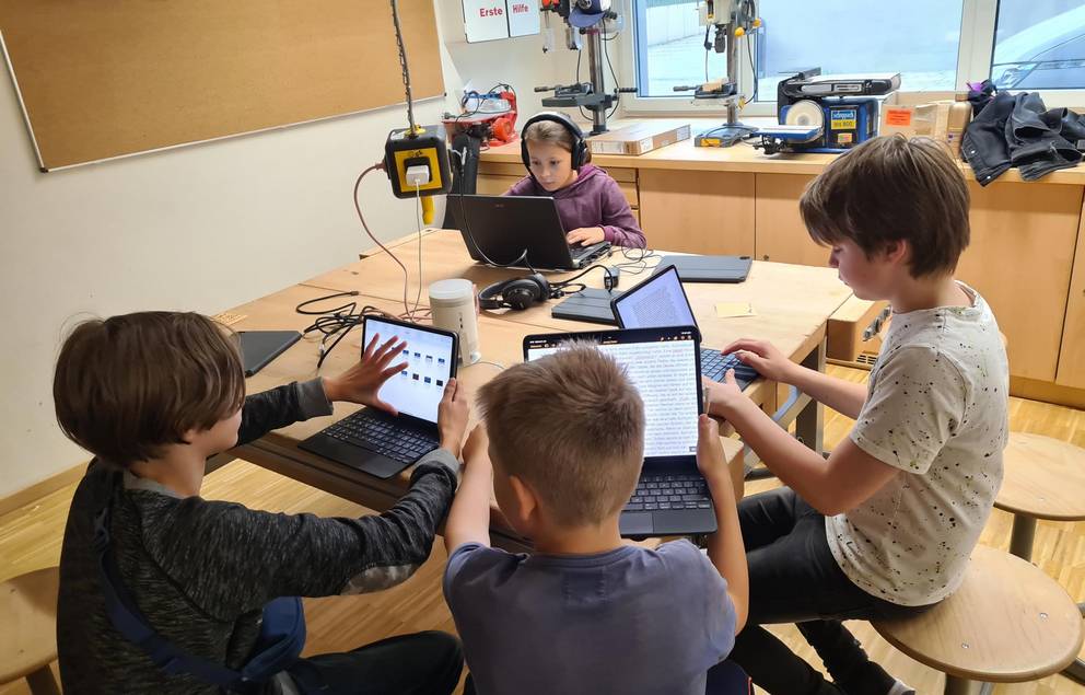 Auf dem Bild sind Kinder zu sehen, welche ein Hörbuch erstellen.