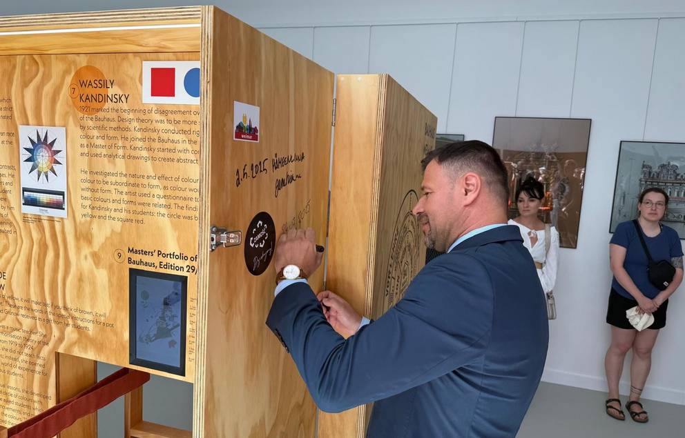 Jeder Oberbürgermeister der Partnerstadt unterzeichnet den Koffer, bevor er weiterreist