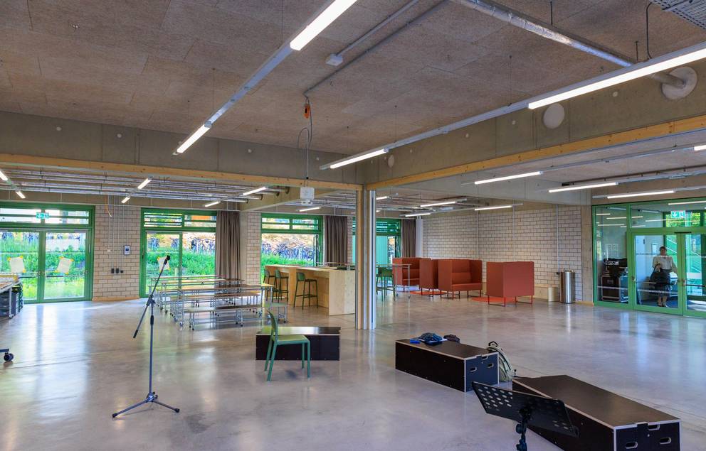 Klassische Klassenräume und Flure wurden zugunsten offener Lernlandschaften aufgegeben.