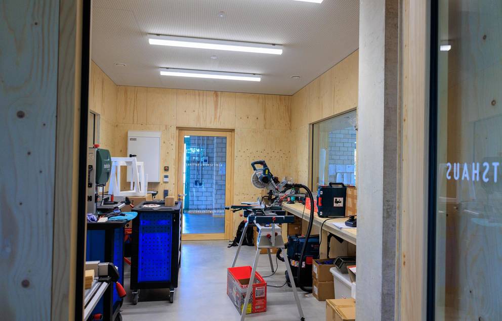 Klassische Klassenräume und Flure wurden zugunsten offener Lernlandschaften aufgegeben.