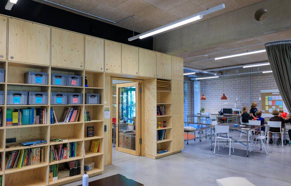 Klassische Klassenräume und Flure wurden zugunsten offener Lernlandschaften aufgegeben.