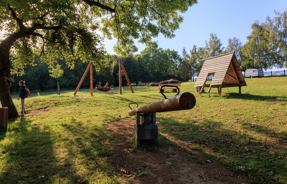 Es wurde schrittweise eine Spielanlage mit Hütte, Hangrutsche und Kletternetz, eine Wippe, ein Spielhaus und eine Vogelnestschaukel eingebaut.
