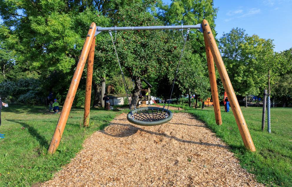 Es wurde schrittweise eine Spielanlage mit Hütte, Hangrutsche und Kletternetz, eine Wippe, ein Spielhaus und eine Vogelnestschaukel eingebaut.
