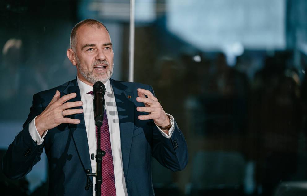 Oberbürgermeister Peter Kleine begrüßt die Gäste zum Empfang zu Ehren der Preisträgerin