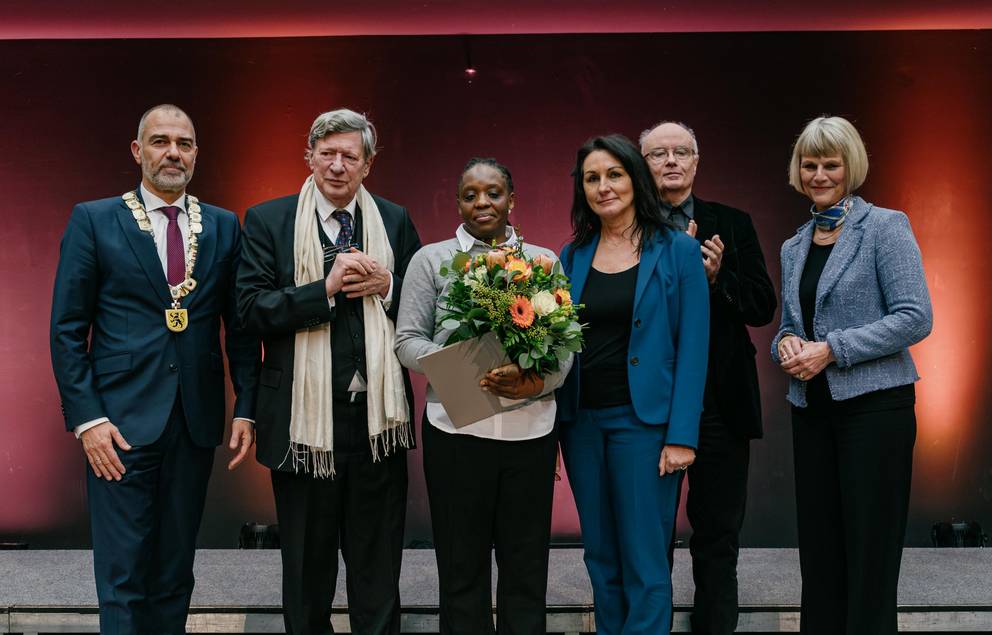 -	Preisübergabe (v.l.n.r.): Oberbürgermeister Peter Kleine, Laudator Johannes von Dohnanyi, Karen Farisai Mukwasi, Stadtratsvorsitzende Katrin Götz, Volkhard Knigge (Vergabebeiratsvorsitzender), Gundula Gause (Schirmherrin des Menschenrechtspreises)