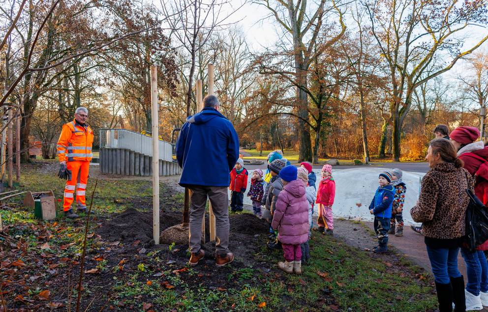 Pflanzung eines Willkommensbäumchens im Weimarhallenpark