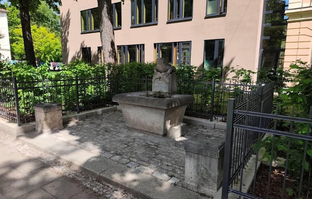 Der Bauabschnitt entlang der Steubenstraße wurde analog zu den bereits im Zeitraum 2014 – 2021 realisierten Teilabschnitten an der Hoffmann-von-Fallersleben Straße, am Sophienstiftsplatz und an der Gropiusstraße gestaltet.